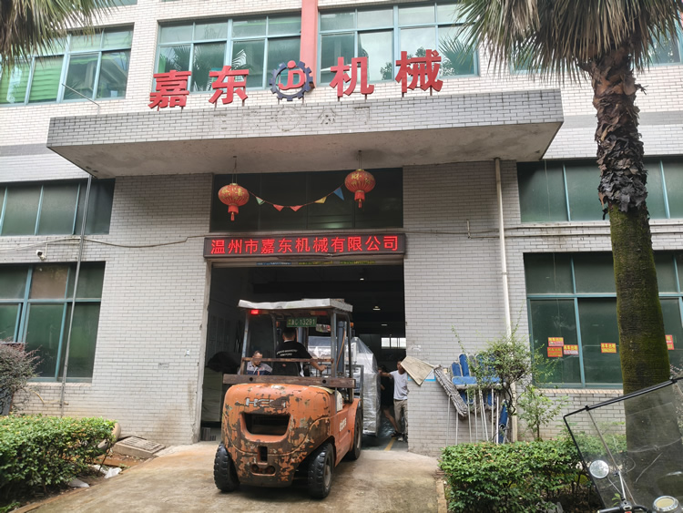 万搏体育官方网站（中国）有限公司定制铝箔压纹分切一体机